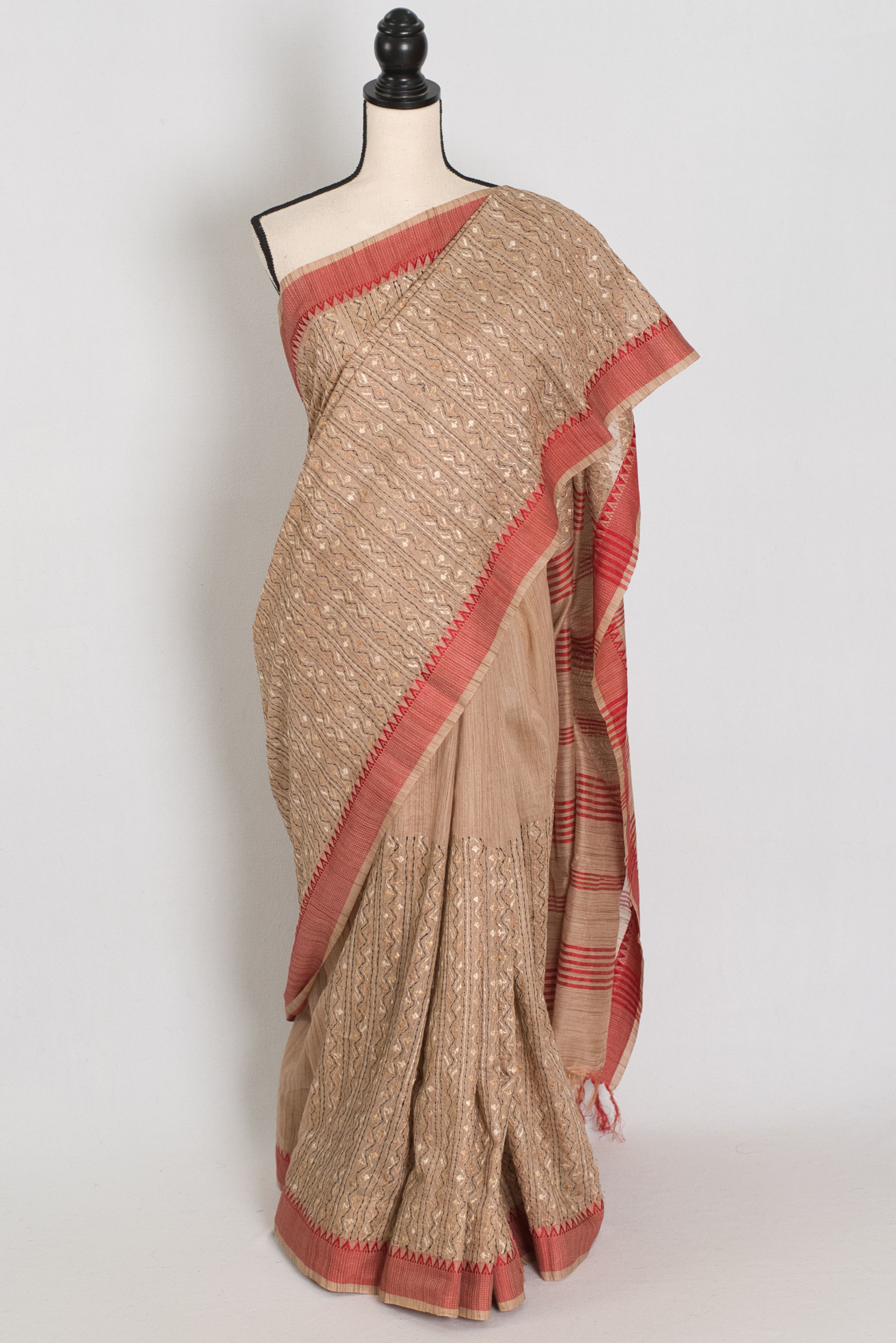 Traditional beige and red Bengali saree with machine Kantha embroidery on a mannequin.
