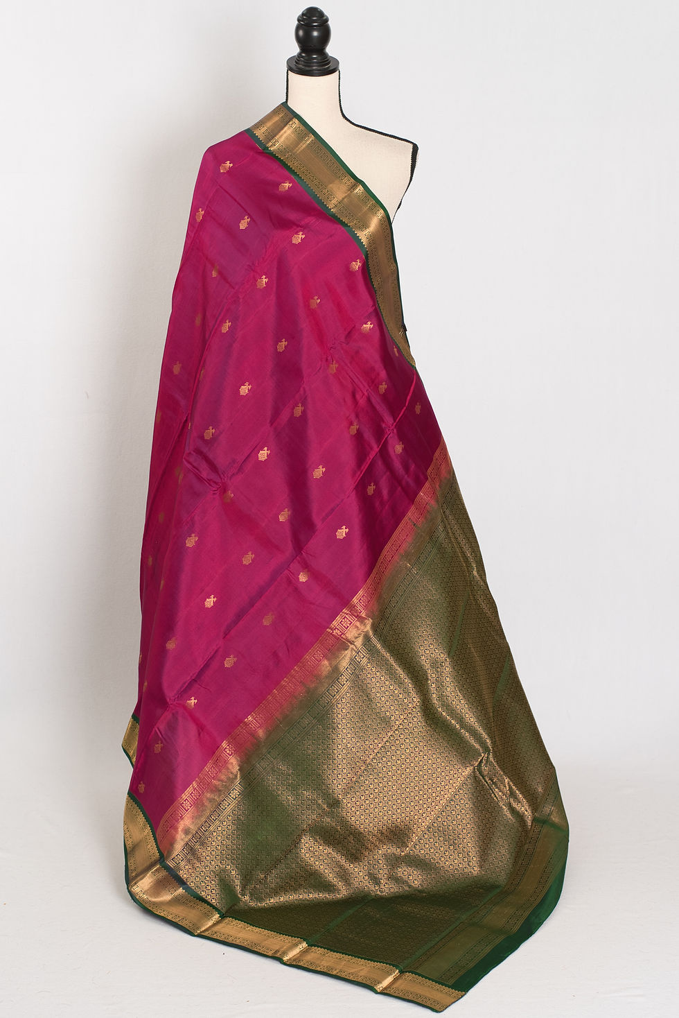 Kanta magenta and bottle green Kanjivaram silk saree with gold zari medium border and Silk Mark certification.