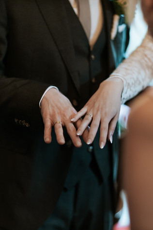 Hochzeitsfotos standesamtliche Trauung in der weißen Villa Elmshorn Herzensbild Hochzeitsfotografin