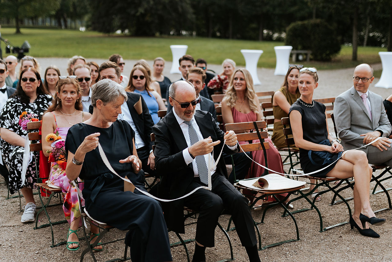 Herzensbild Hochzeitsfotografie einer freien Trauung in der Orangerie Glücksburg mit Feier im Strandhotel. bräutigameltern ringwarming