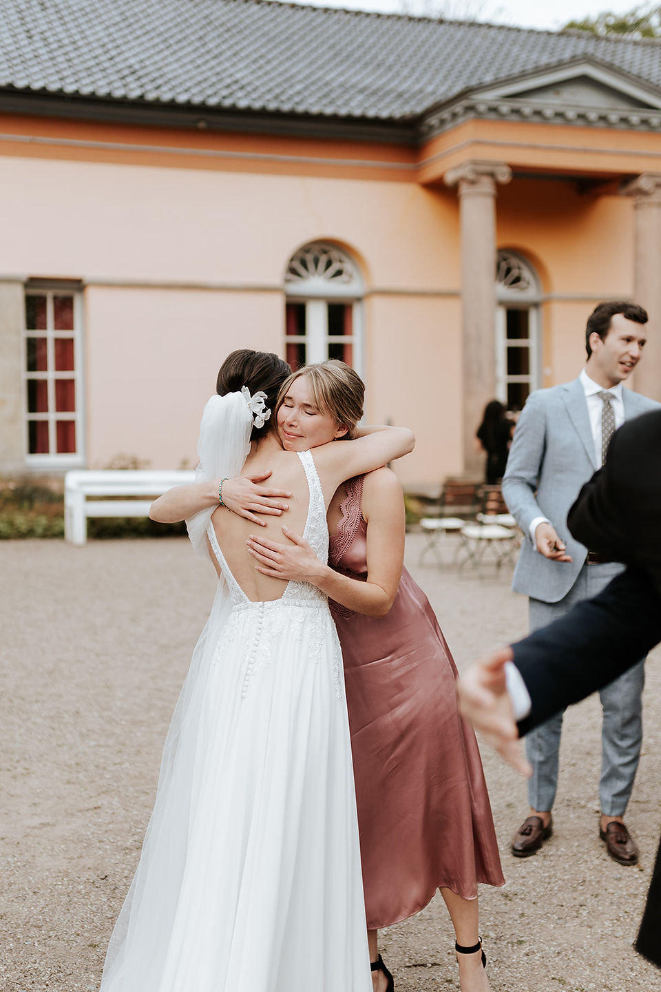 Herzensbild Hochzeitsfotografie einer freien Trauung in der Orangerie Glücksburg mit Feier im Strandhotel.  glückwünsche braut und brautjungfer