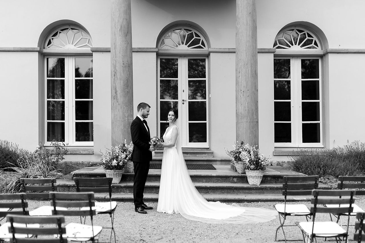 Herzensbild Hochzeitsfotografie einer freien Trauung in der Orangerie Glücksburg mit Feier im Strandhotel.  paarfotos vor der orangerie glücksburg in schwarzweiss