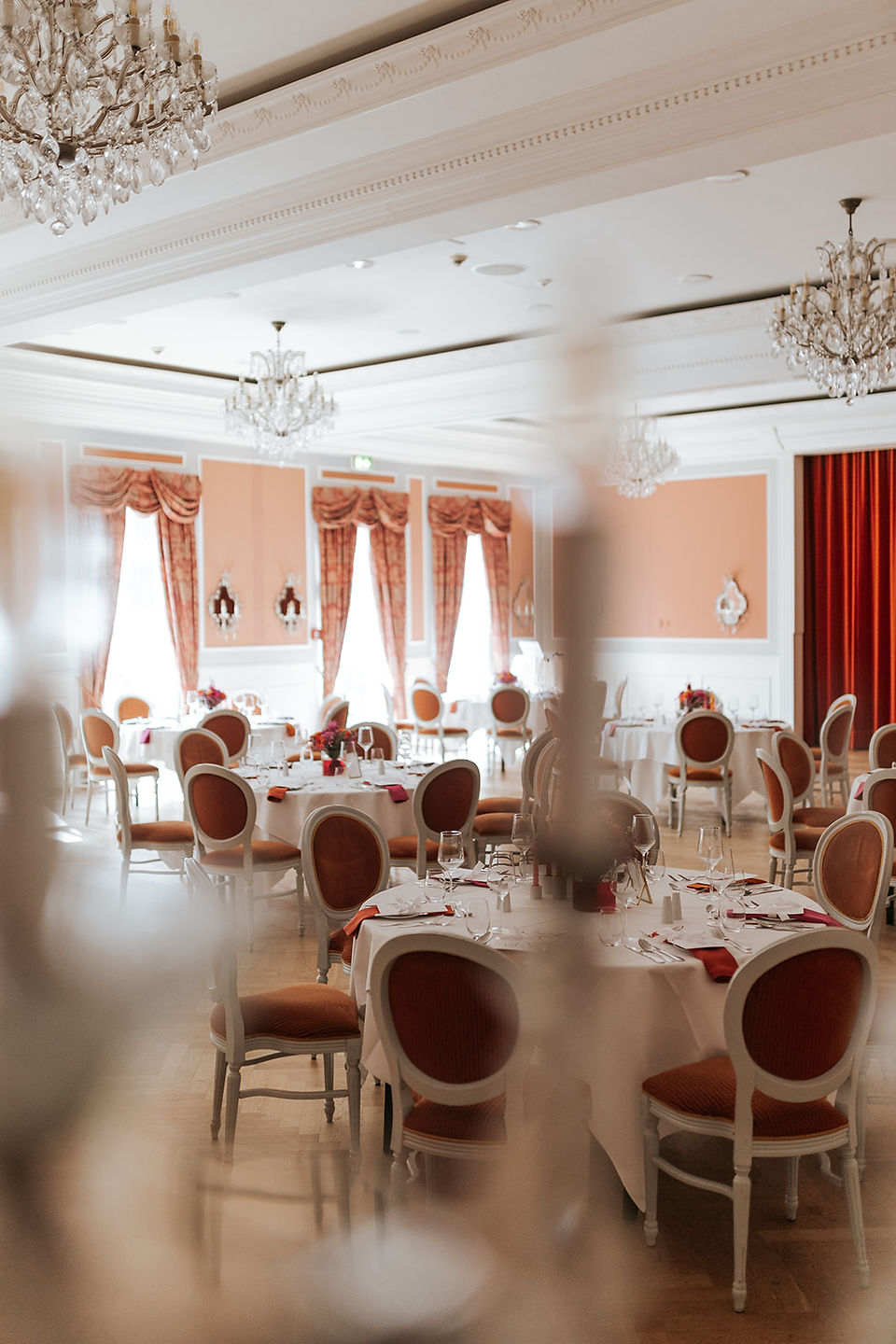 Herzensbild Hochzeitsfotografie einer freien Trauung im Strandhotel.  dekoaufnahmen vom großen saal