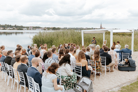 Hochzeitsfoto Reportage freie Trauung Strandrestaurant Marienbad Schleswig von Herzensbild Hochzeitsfotograf