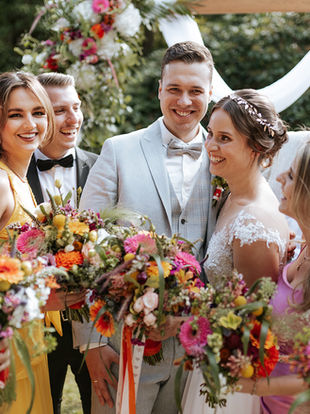 Et blomsterfyldt gårdbryllup