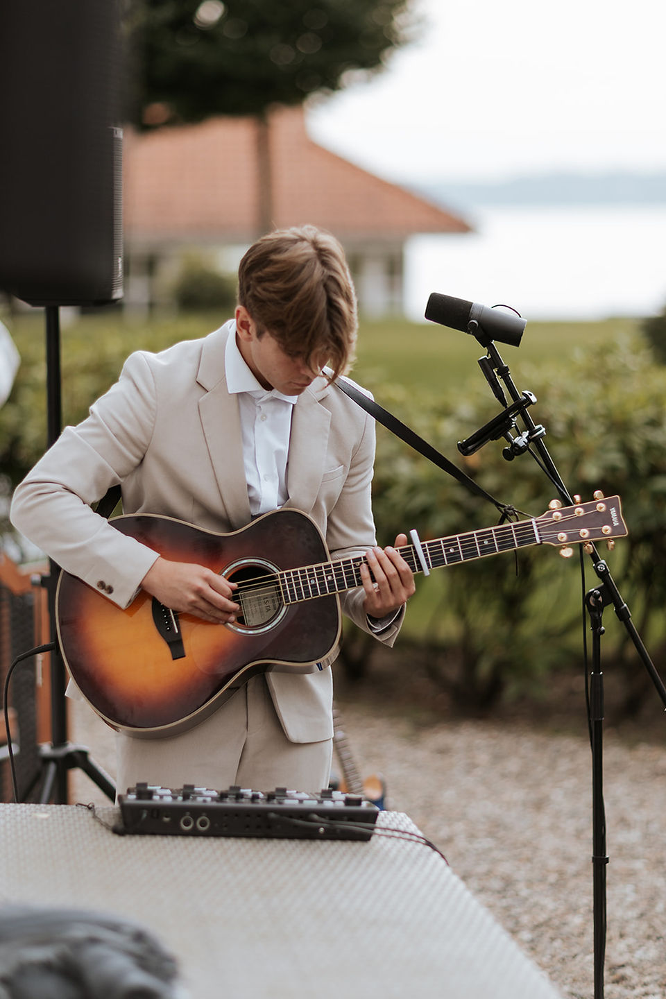 Herzensbild Hochzeitsfotografie einer freien Trauung im Strandhotel. live guitarrist spielt beim empfang