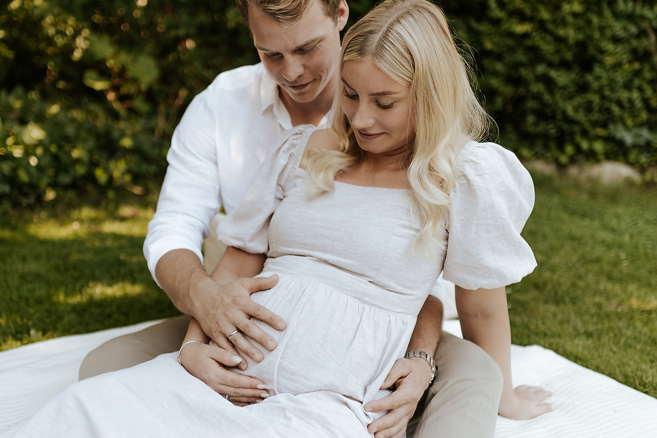 Schwangerschaftsfotos in Kiel im eigenen Garten | Babybauchfotos Kiel