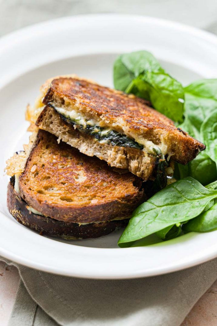 Grille-cheese aux champignons et épinards image