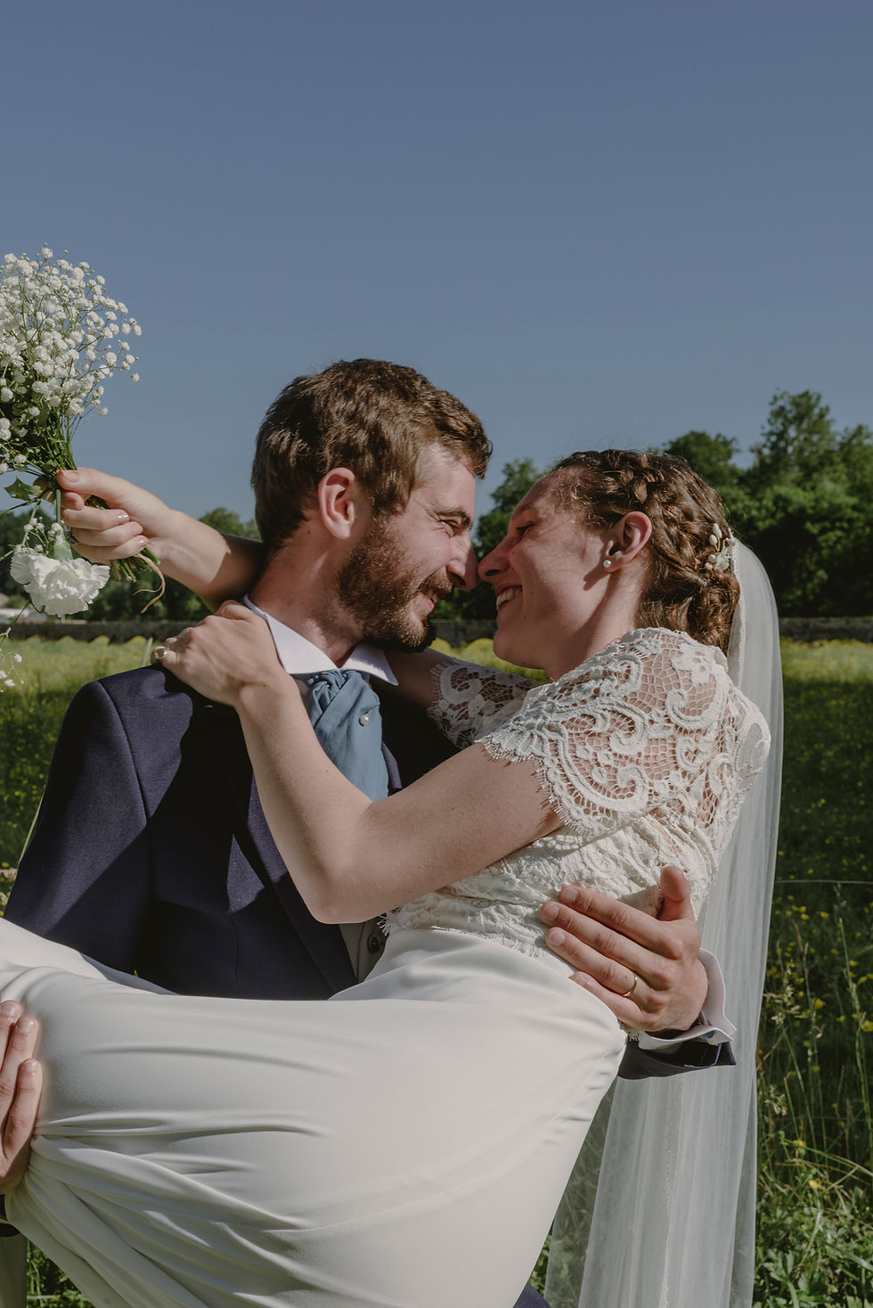 Le marié porte la mariée