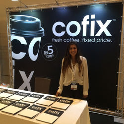 דיילת לקבלת פנים וחלוקת ברושורים