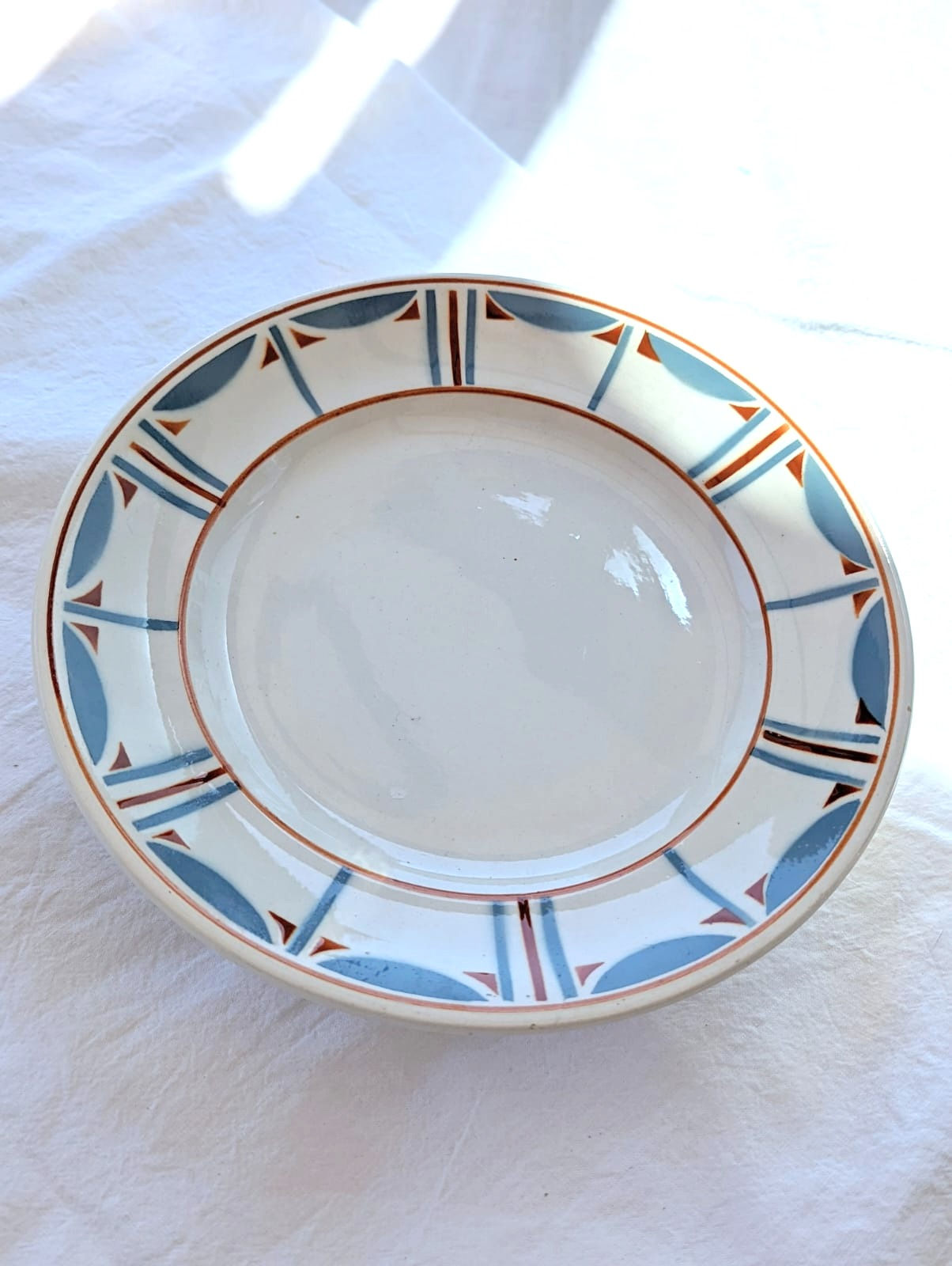 Sanaé le plat piédouche Longwy