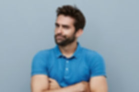 青いシャツと若い男