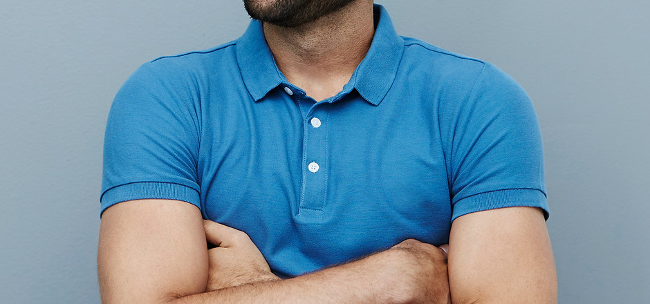 Jeune homme avec la chemise bleue
