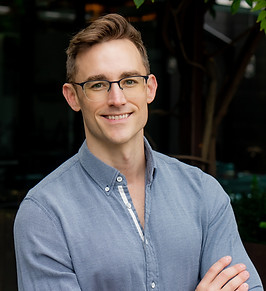 Ryan-Happy-Hour-Headshot-Seattle849-glow.jpg