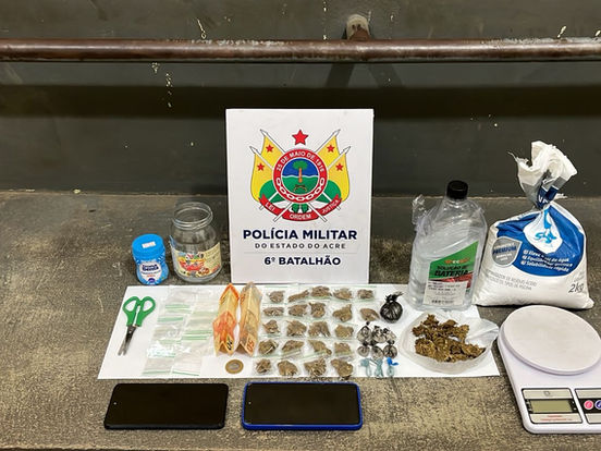 Mulher é flagrada vendendo drogas ao lado de escola e acaba presa em Cruzeiro do Sul