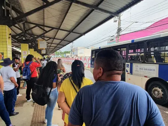 Mudança em linhas de ônibus surpreende passageiros em Rio Branco