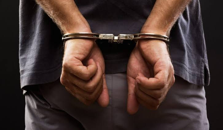 Polícia encontra e prende homem que estava foragido por estupro há quase um ano