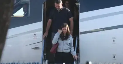 Flávio Bolsonaro chega a Miami com a família após deixar o Brasil em voo particular
