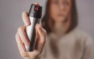 Nova lei autoriza mulheres a comprarem spray de pimenta para defesa pessoal no Brasil