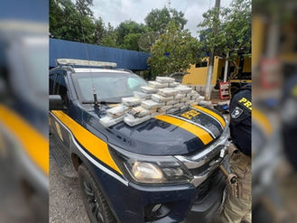 Traficantes abandonam carro com mais de 50 quilos de drogas após fuga da PRF na BR-364