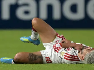 Arrascaeta passa por cirurgia após fratura e preocupa Flamengo e seleção uruguaia