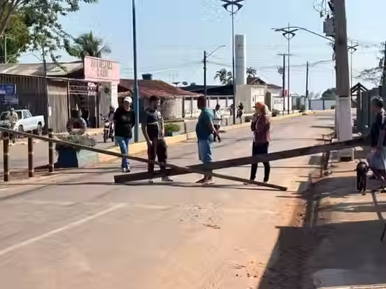 Moradores fecham Estrada da Floresta e cobram conclusão de obra em Rio Branco