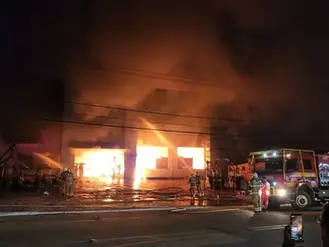 Incêndio destrói lojas e assusta moradores durante a madrugada no Acre