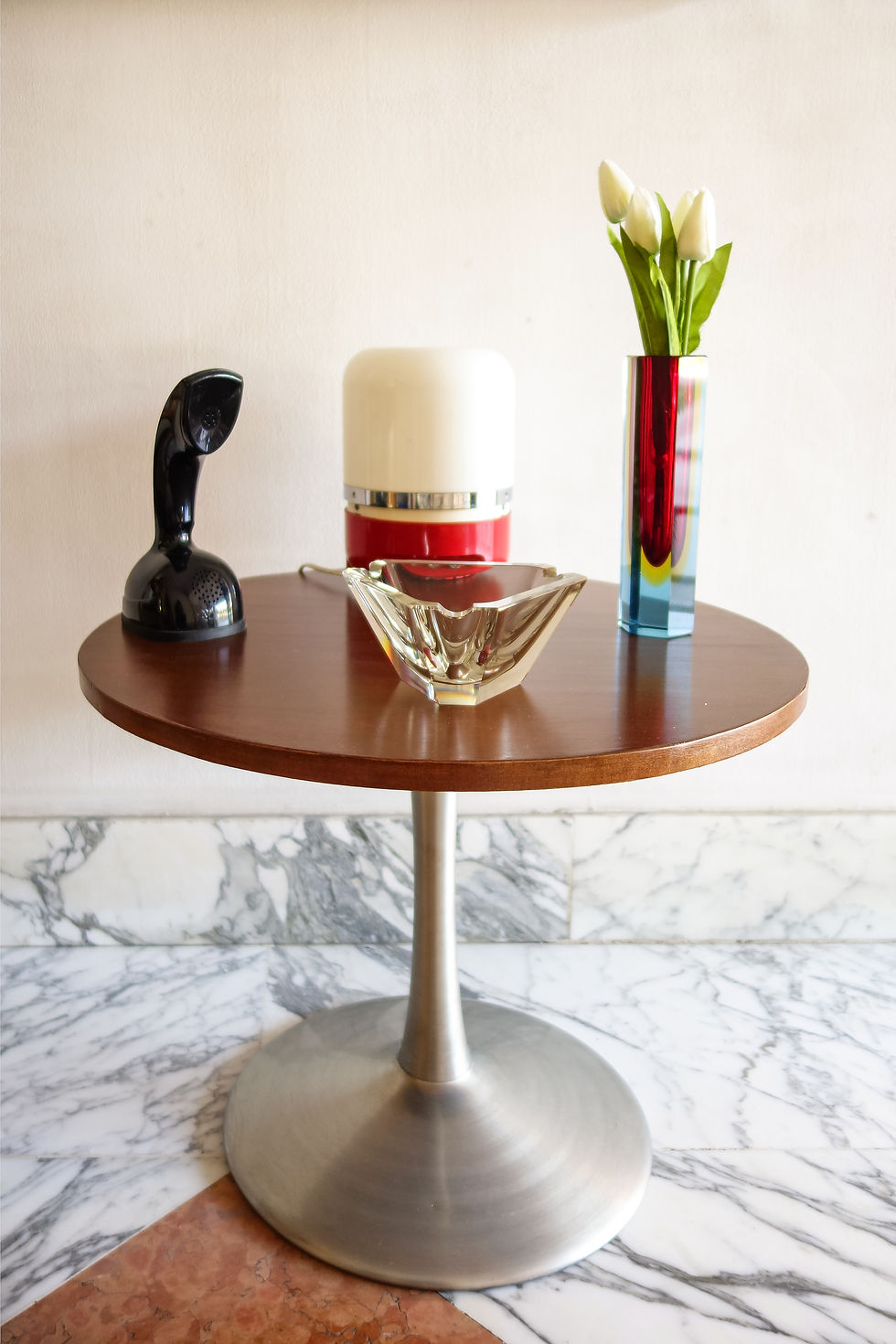 Tavolino modello Tulip in teak e alluminio