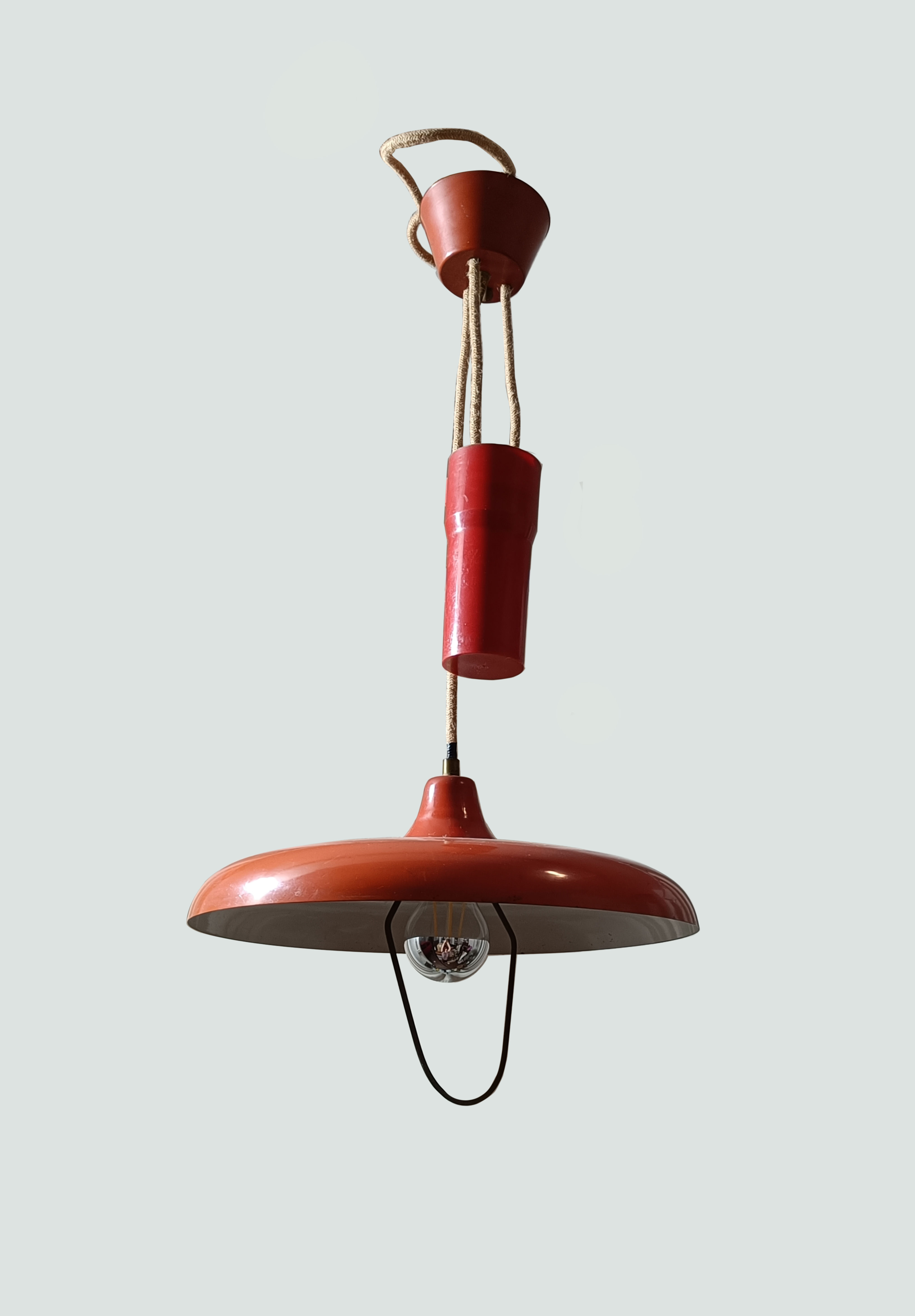 Lampadario saliscendi anni 50 metallo rosso
