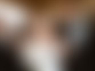 Bruid en bruidegom maken hun entree op hun receptie vlak na de trouwceremonie.