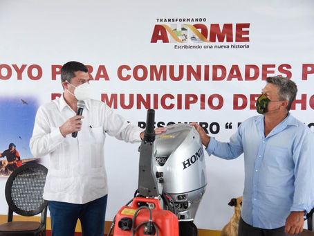 Entrega Billy Chapman motor marino y artes de pesca en campo pesquero El Etcho.