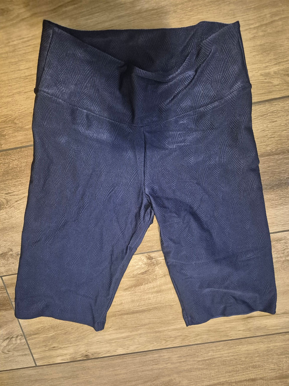 Radlerhose Dunkelblau mit Blattstruktur Originalfoto