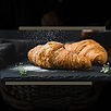 Twee croissantjes op zwarte tafel.