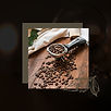 Koffiemaler met koffiebonen op houten tafel.