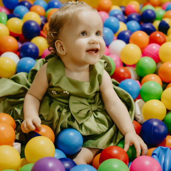 menina comemorando aniversário na fazendo festa