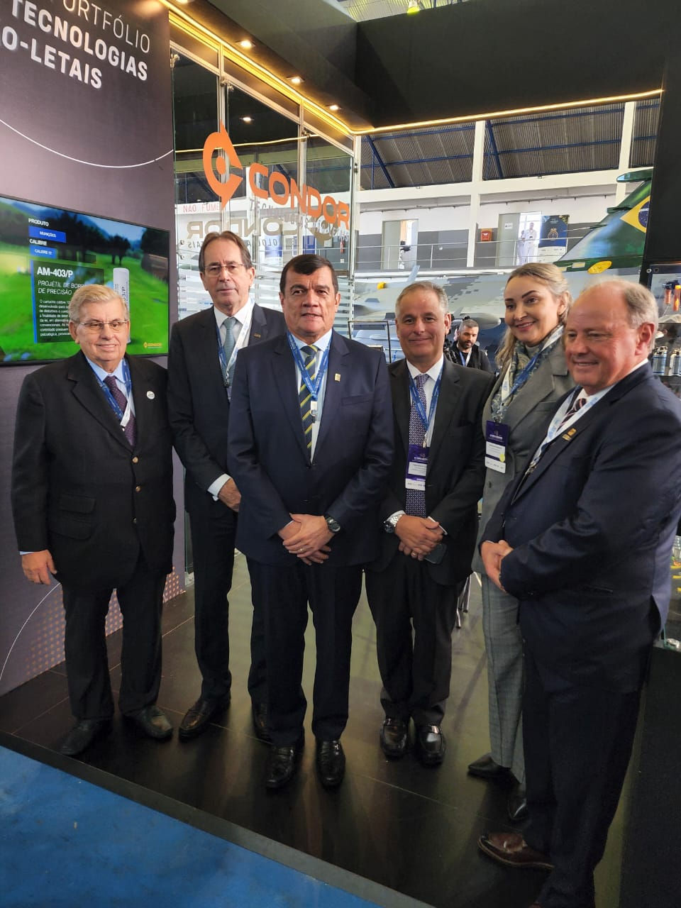 Diretor-Presidente do SIMDE, Carlos Erane, reunido com o Presidente da FIESC, Mario Cezar de Aguiar, o Ministro da Defesa, General Paulo Sérgio Nogueira, Frederico Queiroz de Aguiar, a Vice-Governadora de Santa Catarina, Daniela Cristina Reinehr e o Presidente do Comdefesa, César Olsen no estande da Condor na SC Expo Defese.