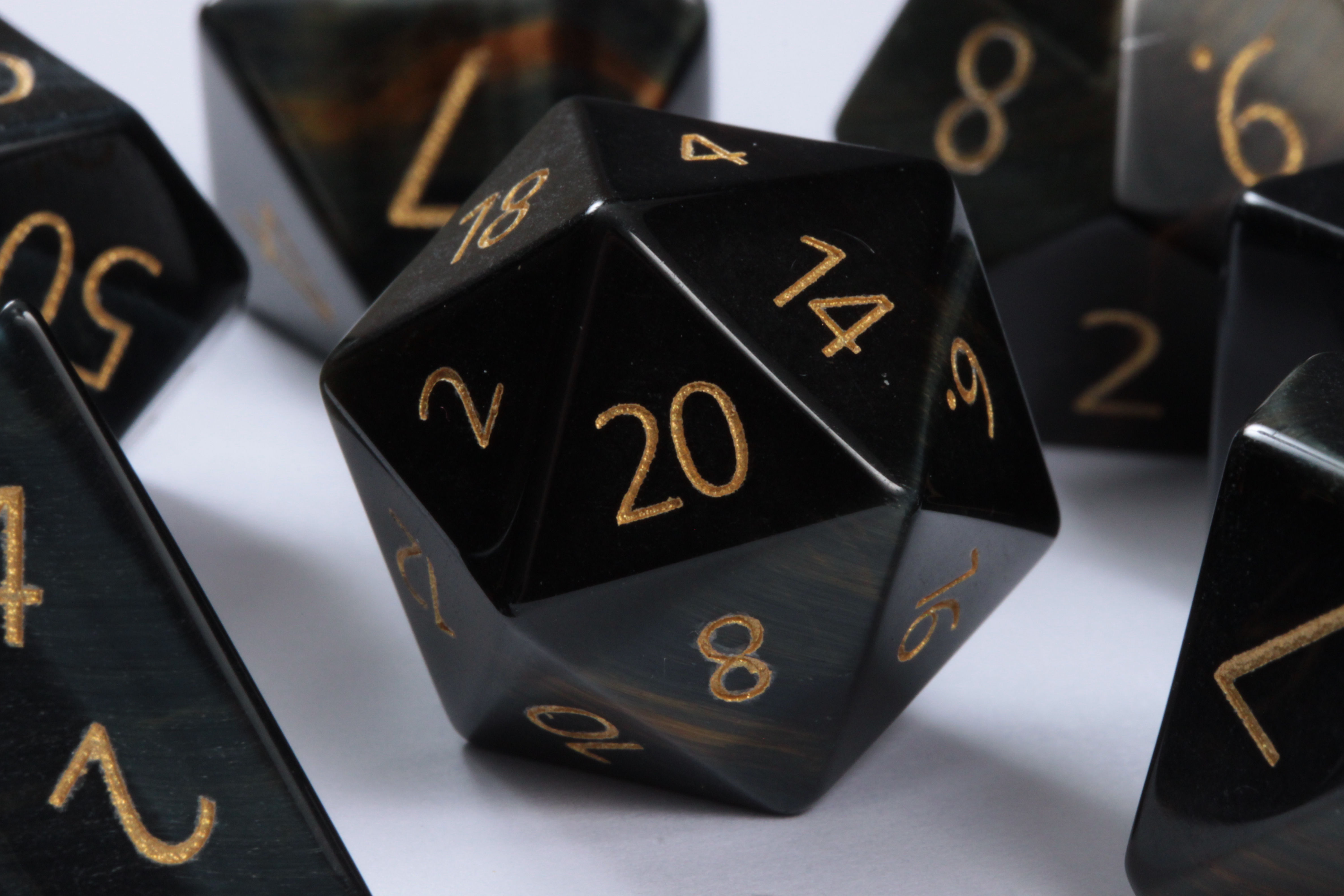 Set de dés en Oeil de faucon Gravé