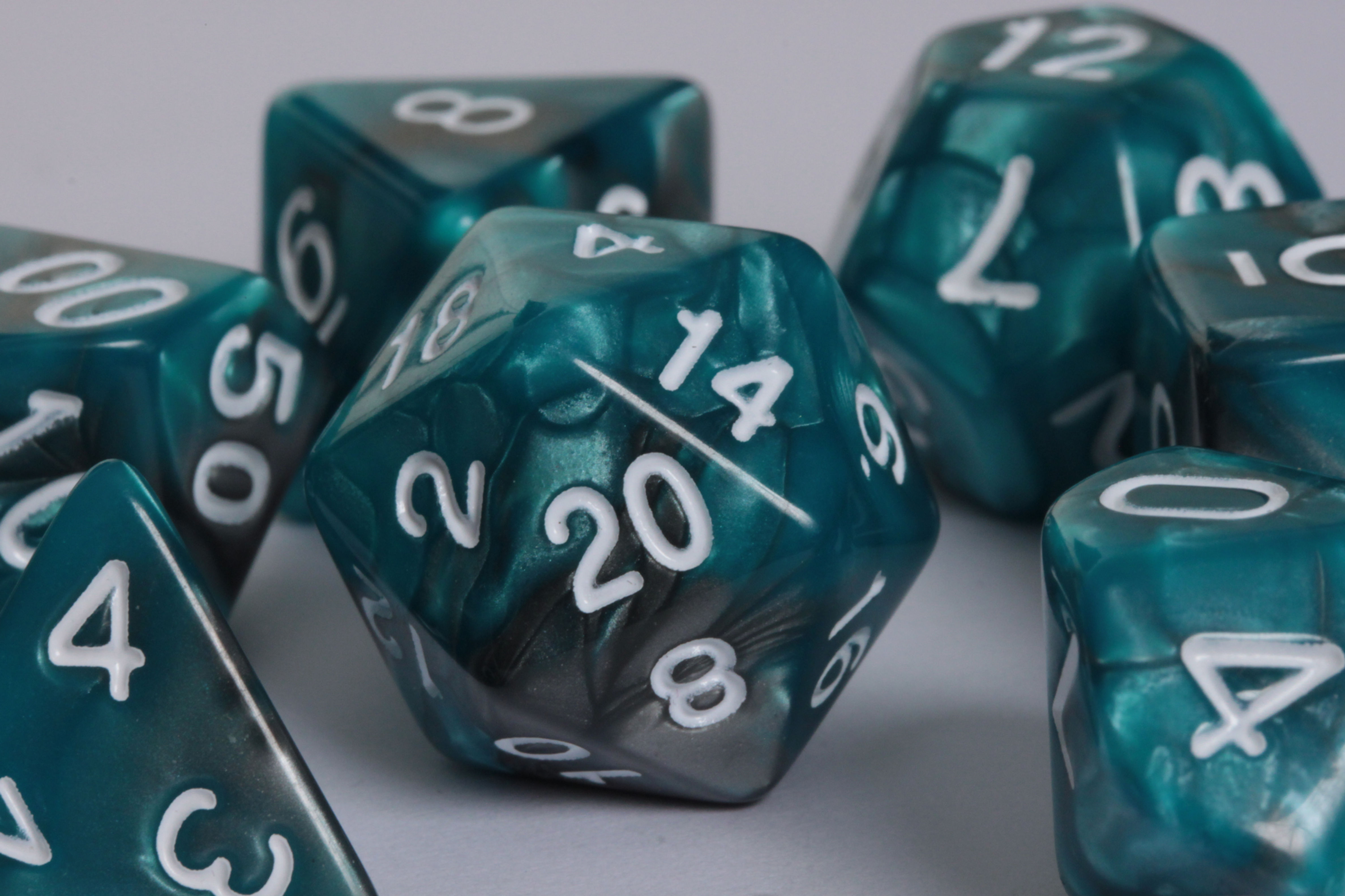 Set de dés en résine marbrée Turquoise-Argenté