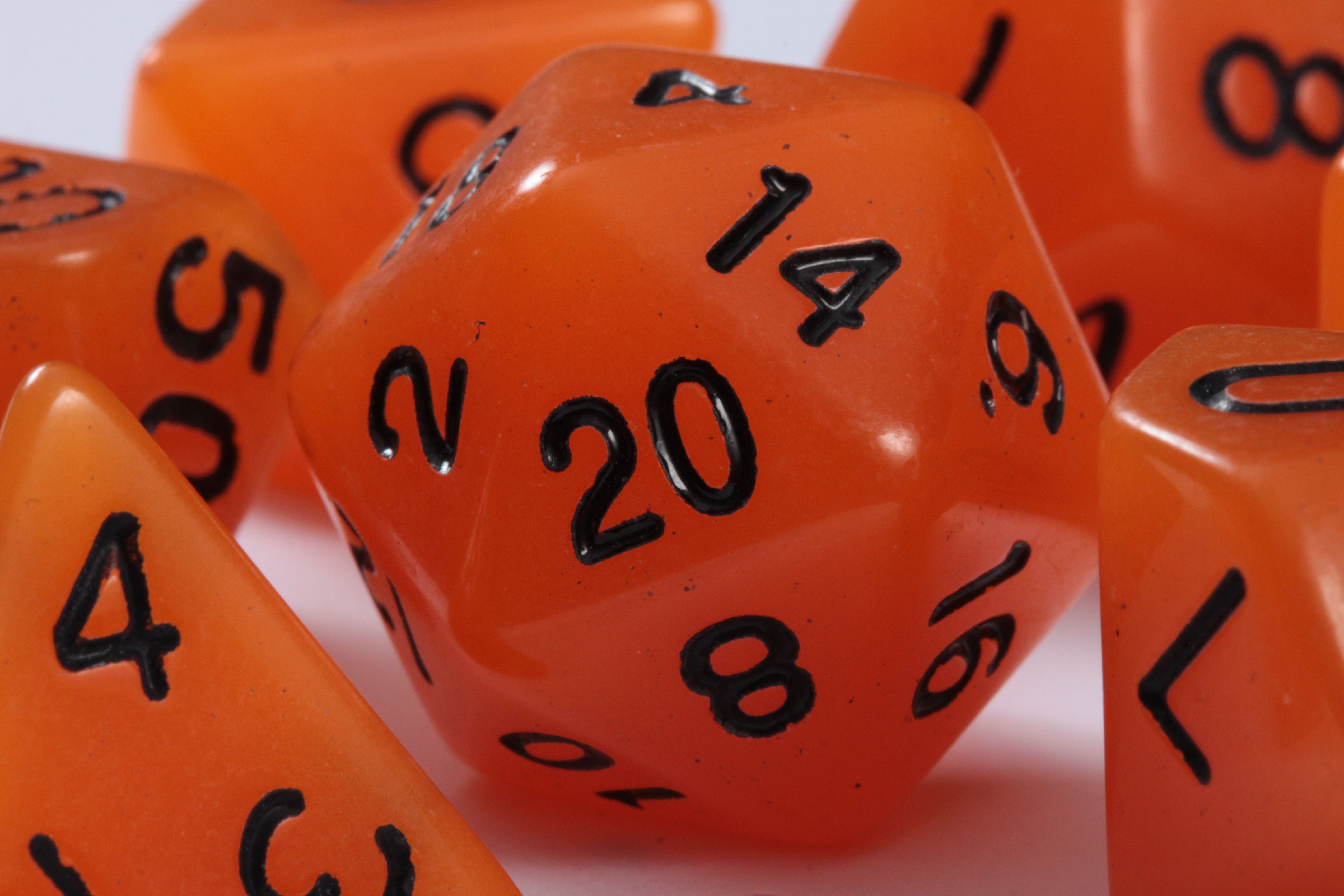 Set de dés en résine luminescente Orange