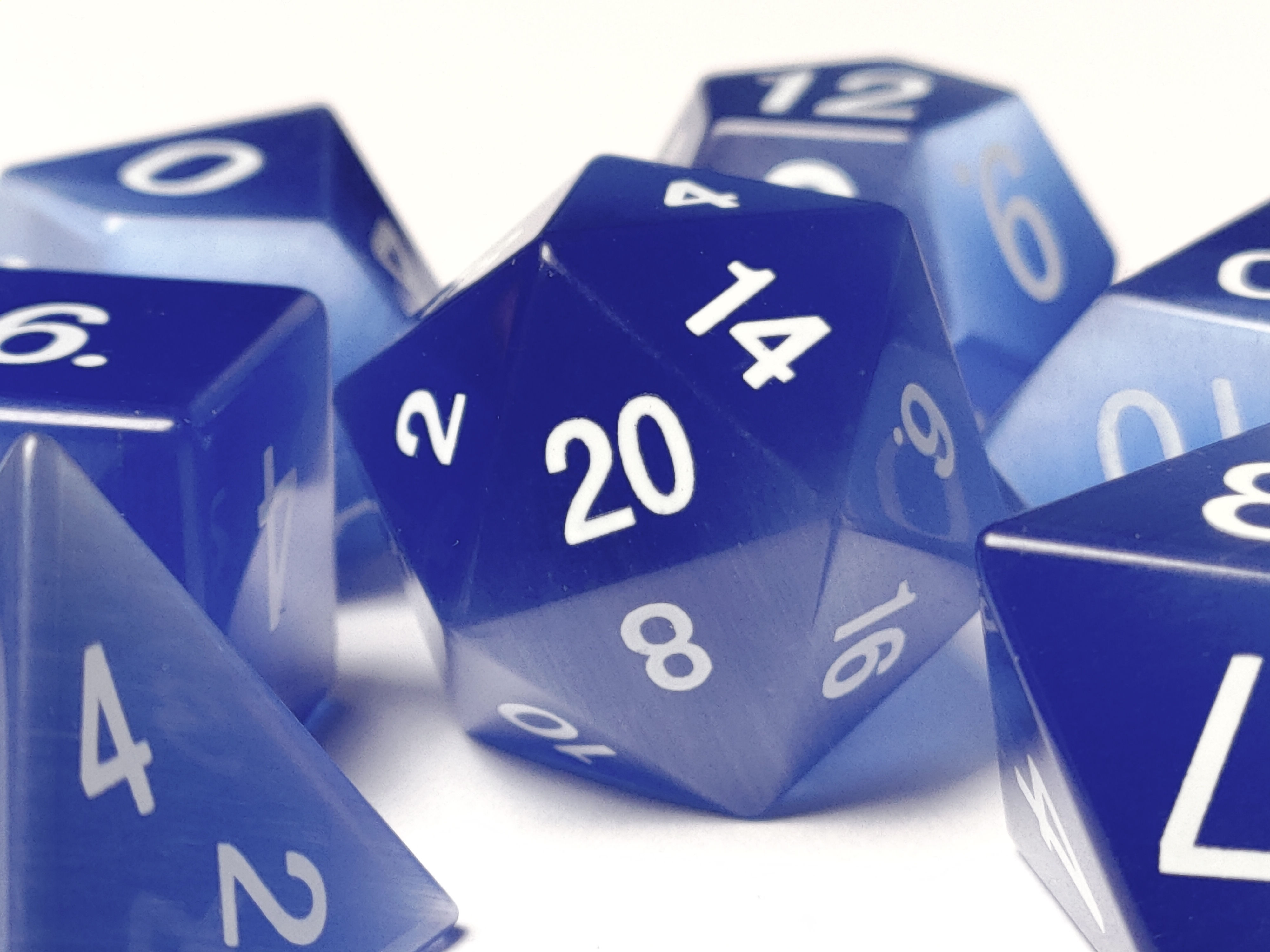 Set de dés en Oeil-de-chat bleu roi