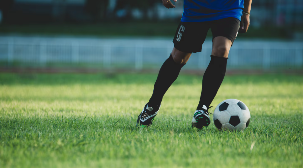 jogador de futebol no gramado