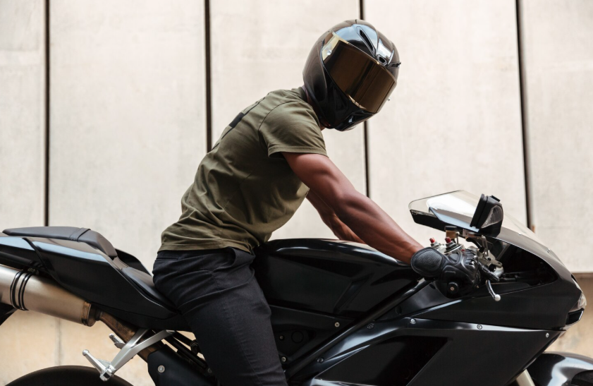 homem de capacete em cima de moto