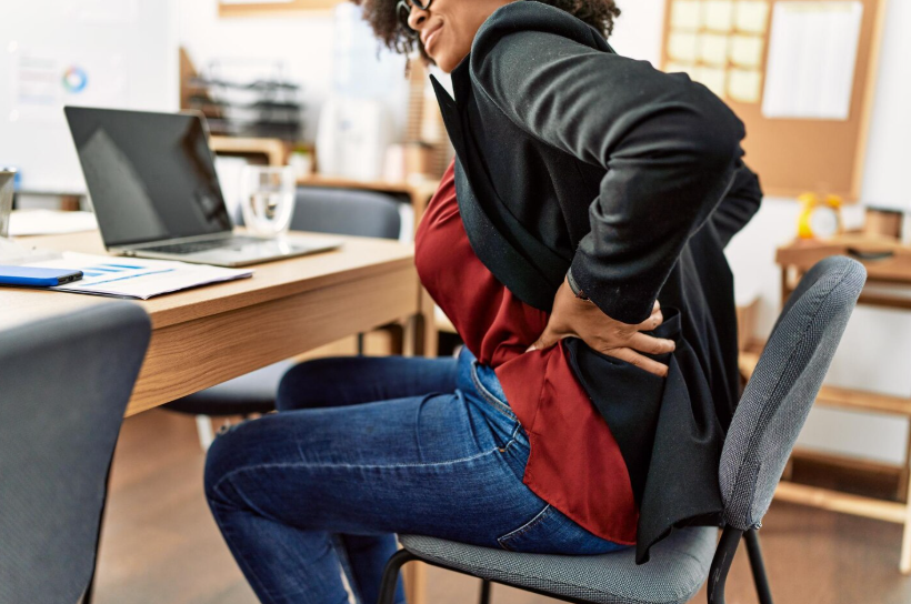 mulher sentada com dor nas costas