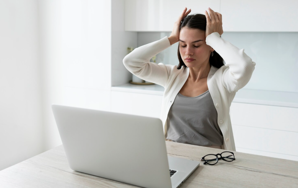 mulher estressada com as mãos na cabeça
