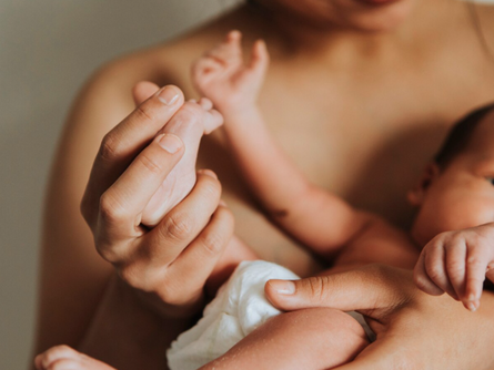 Cuidado pós-parto: como a quiropraxia auxilia mães recentes com dores nas costas