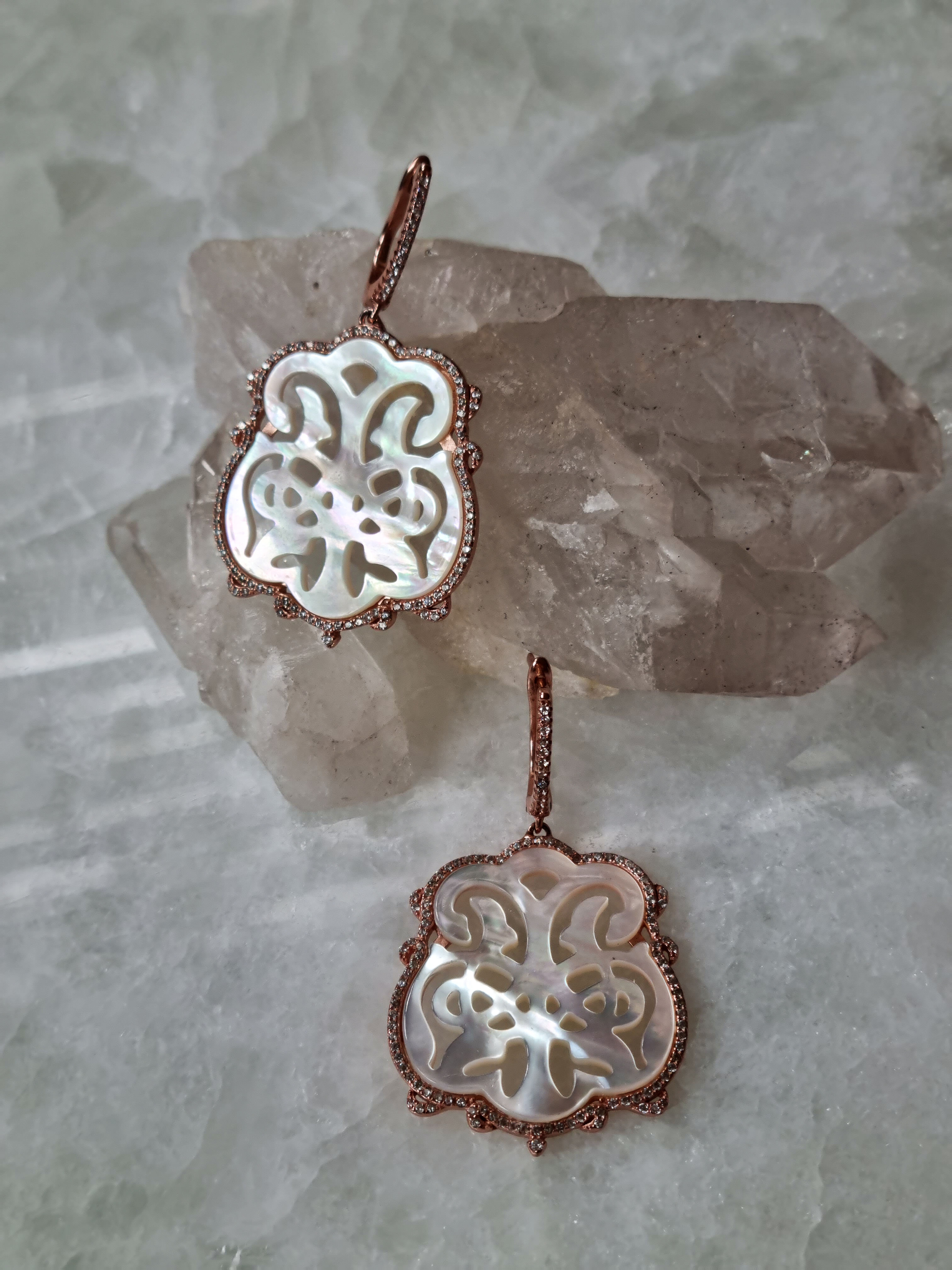 Brinco Madre Pérola Trabalhada