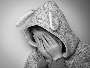 Ein Kind was sich die Augen zu hält