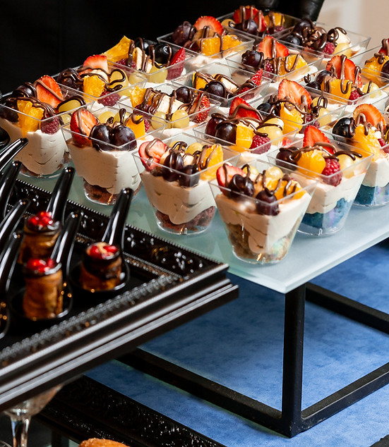 una-taza-de-postre-con-crema-batida-fresas-cerezas-y-naranja_edited.jpg