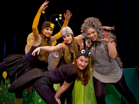 Plesna pravljica Objemi drevo na Loškem odru