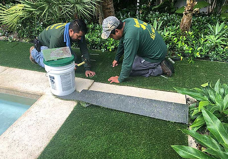 gallery-workers-installing-turf.jpg